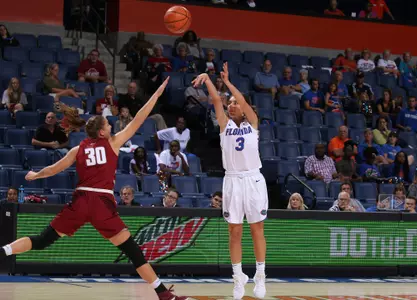 Funda Nakkasoglu shoots basketball in game