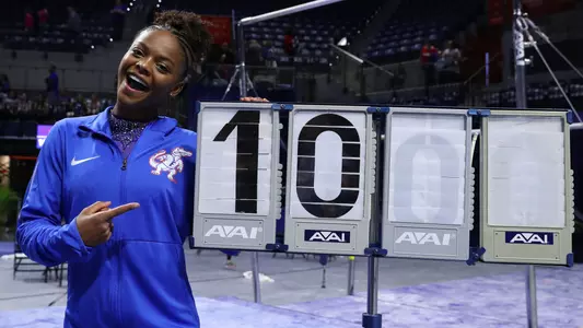Trinity Thomas received her first collegiate 10.0 on uneven bars 200124