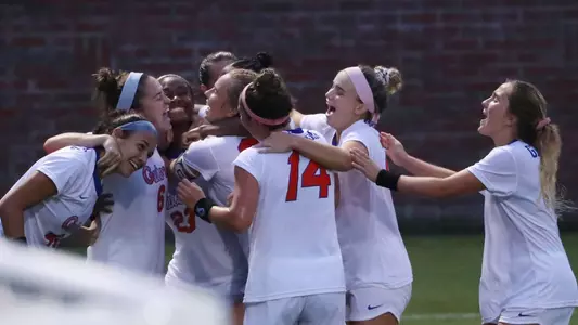 Gators celebrate Alivia Gonzalez's goal - 201004