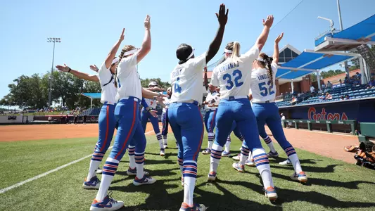 TeamHuddlePregame_210509_9187_HannahWhite