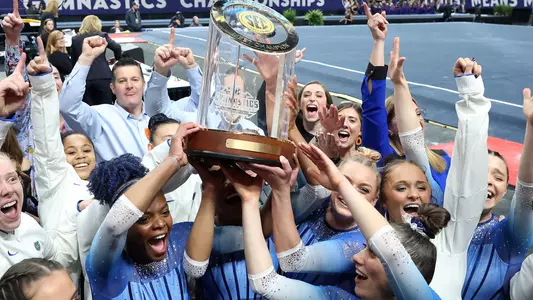 Florida celebrates 2022 Southeastern Conference meet title 220319