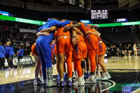 Wbb team huddle