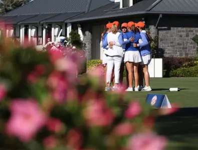 WGOLF TEAM HUDDLE