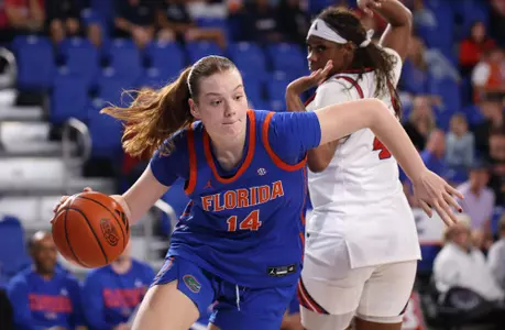 Caterina Piatti with the spin move in the paint against Florida Atlantic