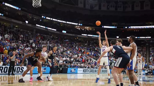 Gators 77, Huskies 75