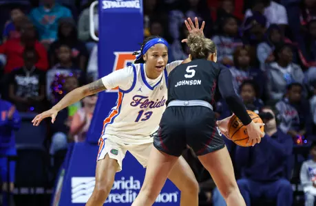 Laila Reynolds defends the perimeter against No. 3 South Carolina