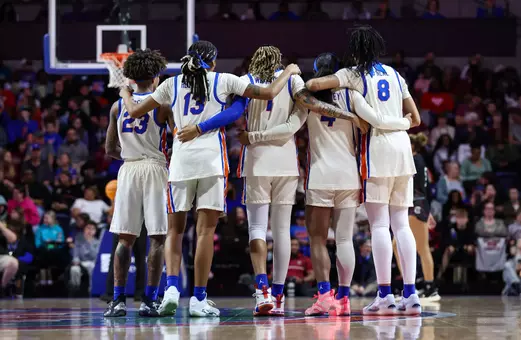 Liv McGill, Laila Reynolds, Jade Weathersby, KN'isha Godfrey, Me'Arah O'Neal huddling against No. 3 South Carolina