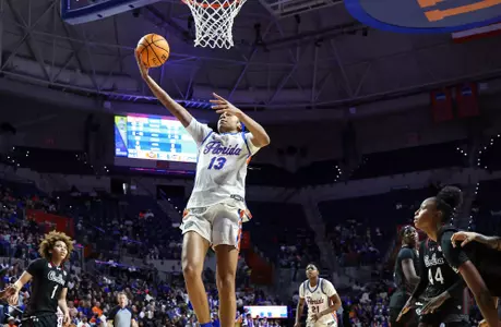 Laila Reynolds with the driving layup against No. 3 South Carolina