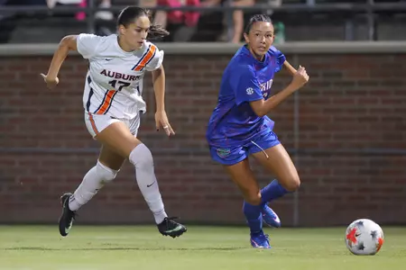 Courtney Hogan looks to make a pass versus Auburn 261022