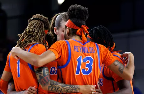 Women's Basketball huddles against Kentucky