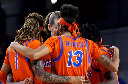 Women's Basketball huddles against Kentucky
