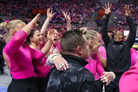 Florida celebrates Riley McCusker's uneven bars routine 260213