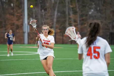 Gator Transfor Susan Lowther making a pass