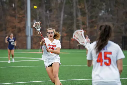 Gator Transfor Susan Lowther making a pass