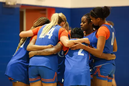 Women's Basketball huddles during fall practice