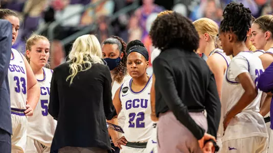 Womens basketball huddle