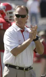 Georgia head coach Mark Richt gets his team prepared to take on Tennessee. (AP Photo/John Amis)