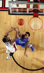 Marcus Thornton scores over Willie Cauley-Stein.