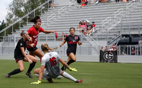 Georgia goalkeeper Liz Brucia (16) attempts to stop Georgia midfielder Keely Cartrett (20) during a scrimmage at the Turner Soccer Complex in Athens, Ga., on Saturday, Aug., 11, 2018. (Photo by Kristin M. Bradshaw)
