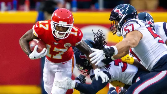 KANSAS CITY, MO - JANUARY 12: Kansas City Chiefs wide receiver Mecole Hardman (17) breaks tackles against the Houston Texans on January 12, 2019 at Arrowhead Stadium in Kansas City, Missouri. (Photo by William Purnell/Icon Sportswire via Getty Images)