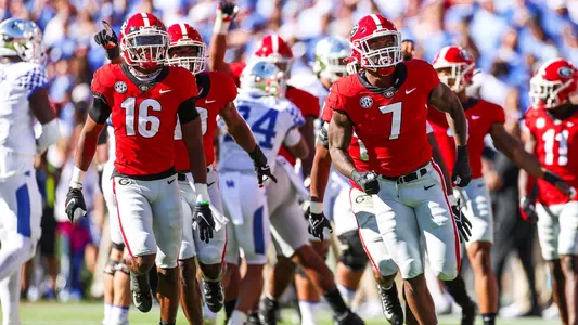 Georgia defensive back Lewis Cine (16), Georgia inside linebacker Quay Walker (7) during the Bulldogs’ game against Kentucky on Dooley Field at Sanford Stadium in Athens, Ga., on Saturday, Oct. 16, 2021. (Photo by Tony Walsh)