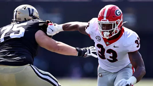 Georgia outside linebacker Robert Beal Jr. (33) during the Bulldogsâ?? game with Vanderbilt in Vanderbilt Stadium in Nashville, Tenn., on Saturday, Sept. 25, 2021. (Photo by Tony Walsh)