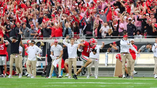 Georgia tight end Brock Bowers (19) during Georgia's game against Florida at TIAA Bank Field in Jacksonville, Fla., on Saturday, Oct. 29, 2022. (Photo by Kari Hodges)