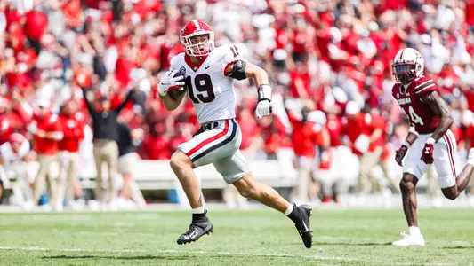 Georgia tight end Brock Bowers (19) during a game against South Carolina at Williams-Brice Stadium in Columbia, S.C., on Saturday, Sept. 17, 2022. (Photo by Tony Walsh)