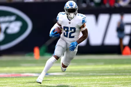 EAST RUTHERFORD, NEW JERSEY - DECEMBER 18: D'Andre Swift #32 of the Detroit Lions carries the ball against the New York Jets during the first quarter of the game at MetLife Stadium on December 18, 2022 in East Rutherford, New Jersey. (Photo by Al Bello/Getty Images)
