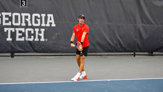 Thomas Paulsell set to serve during his first round match in the singles draw of the ITA Southeast Regional on Oct. 13, 2023.
