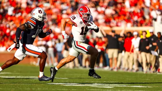 Georgia tight end Brock Bowers (19) during Georgia’s game against Auburn on Pat Dye Field at Jordan-Hare Stadium in Auburn, Ala., on Saturday, Sept. 30, 2023. (Tony Walsh/UGAAA)