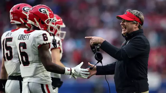 Kirby Smart talks to offensive players in the Orange Bowl game against Florida State.