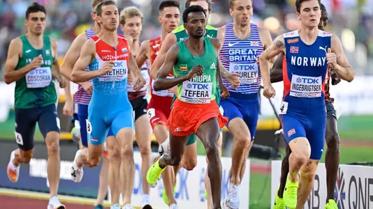 EUGENE, OREGON - JULY 17: Charles Grethen of Luxembourg, Samuel Tefera of Ethiopia, Oliver Hoare of Australia, Neil Gourley of Great Britain, Jacob Ingbrigtsen of Norway competes in the Men's 1500 metres during the World Athletics Championships on July 17, 2022 in Eugene, Oregon. (Photo by Andy Astfalck/BSR Agency/Getty Images) Atletiekunie