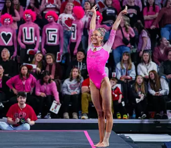 Lily Smith performing on the floor against Arkansas.