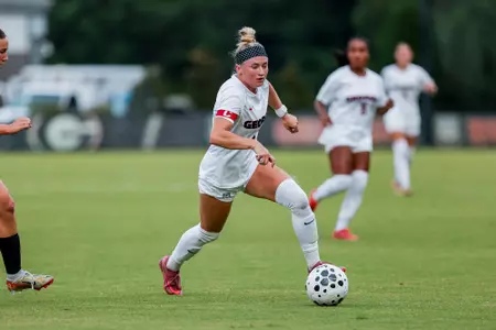 Georgia midfielder Summer Denigan (10) during Georgia’s game against North Florida at Turner Soccer Complex in Athens, Ga., on Thursday, Aug. 28, 2025. (Conor Dillon/UGAAA)