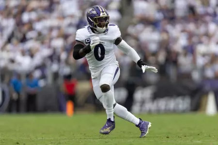 BALTIMORE, MD - SEPTEMBER 20: Baltimore Ravens linebacker Roquan Smith (0) drops back into coverage during a NFL football game between New Orleans Saints and Baltimore Ravens September 20, 2026 at M&T Bank Stadium in Baltimore, MD (Photo by Charles Brock/Icon Sportswire via Getty Images)