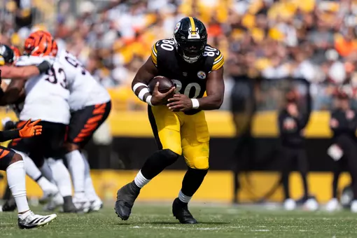 PITTSBURGH, PENNSYLVANIA - SEPTEMBER 27: Darnell Washington #80 of the Pittsburgh Steelers runs with the ball against the Cincinnati Bengals during an NFL football game at Acrisure Stadium on September 27, 2026 in Pittsburgh, Pennsylvania. (Photo by Michael Owens/Getty Images)
