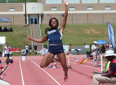 Jasmin Walker wins third-straight outdoor Long Jump title