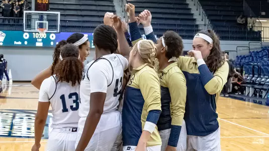 WBB Team Huddle Mercer