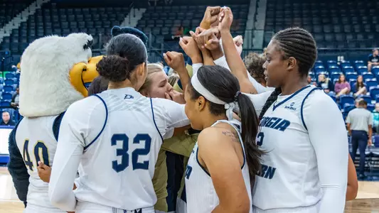 WBB Team Huddle Wofford