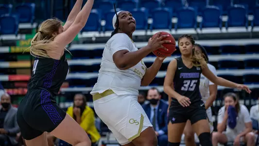 Freeman-L_2021WBB_FU_AJH