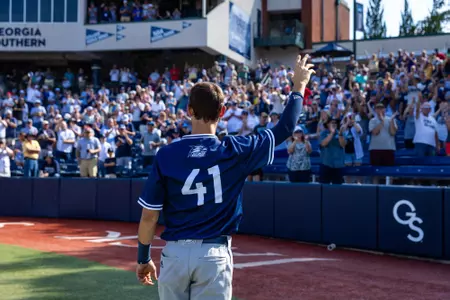 Christian Avant sautes the fans