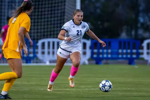 Georgia Southern midfielder Lauren Connelly (21) during the NCAA women’s soccer match between Georgia Southern and App State at Bo Pitts Field on October 8, 2026 in Statesboro, Georgia. (Photograph by AJ Henderson / Georgia Southern Athletics)
