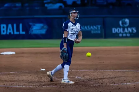 Kaylee Croft pitching