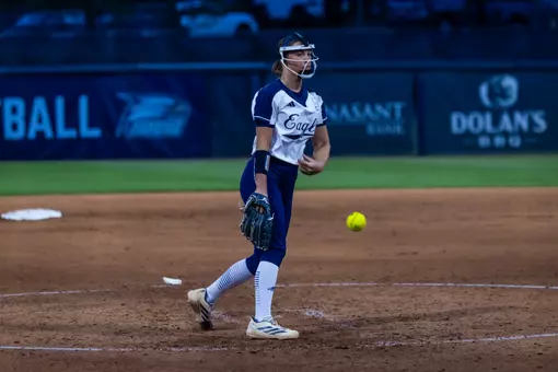 Kaylee Croft pitching