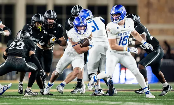 Evan Medders runs against Wyoming