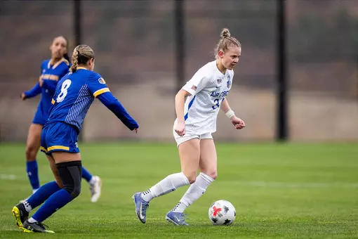 Lauren Steinlage dribbles the ball against San Jose State