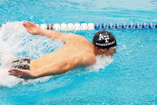 Jacob Nowoswiat swims butterfly