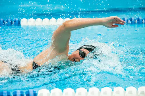 Natalie Gembicki swims freestyle