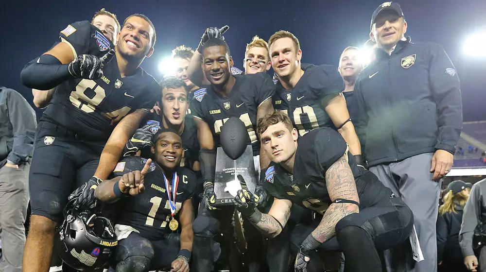 Football Seniors with Armed Forces Bowl Trophy_web